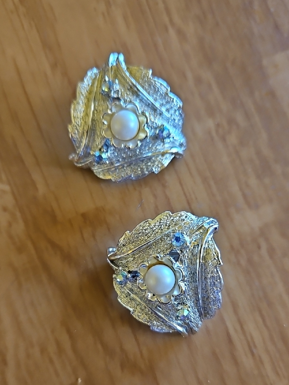 Judy Lee Silver Tone leaf Design Clip On Earrings pearl aurora borealis Accents